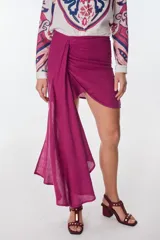 Minifalda fucsia con drapeado lateral y lazo. Asimétrica, confeccionada en lino italiano.