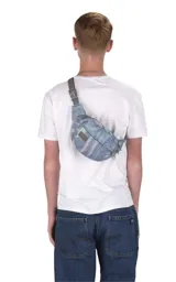 Riñonera JanSport Fifth Avenue negra con estampado de rayos blancos.