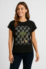 Remera negra de algodón con estampado de palmeras, un frasco y auriculares sobre un fondo a cuadros grises.