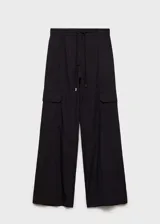Pantalón cargo marrón oscuro de corte recto, con cintura elástica ajustable con cordón, bolsillos laterales, bolsillos de parche con solapa en la pierna y trabillas.