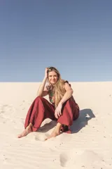 Chaleco bordado a mano con flores y mostacillas al estilo hindú, de corte amplio.