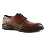 Zapato de vestir negro de cuero liso, con cordones y suela plana.