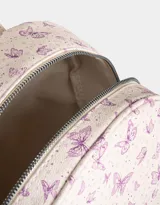 Mochila de cuerina color crudo con estampado de mariposas violetas, correas regulables, manija superior, acceso con cierre superior, bolsillo frontal con cierre y bolsillos laterales.