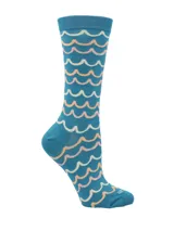 Par de calcetines largos de bambú con diseños asimétricos. Uno color crema con estampado de conchas en tonos celeste y rosa, y otro color celeste con estampado de ondas en blanco y rosa.
