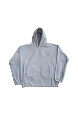 Hoodie gris claro de polar con capucha, bolsillo tipo canguro y logo bordado en el pecho y en la manga.