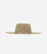 Sombrero de playa de paja color beige, con ala ancha y cinta decorativa alrededor de la cabeza.