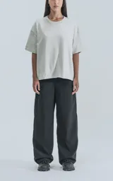 Pantalón recto negro de microfibra con cintura elastizada, bolsillos traseros con tapa, botón y cierre.