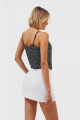 Musculosa con estampado abstracto en tonos marrones, escote en V y breteles finos.