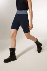 Short negro de calce alto, al cuerpo, con lurex y diseño color block.