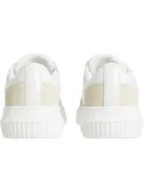 Zapatillas urbanas Calvin Klein de cuero blanco con detalles en gamuza color crema, logo de la marca en el lateral y suela chunky.