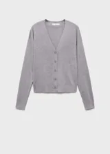 Cárdigan gris de tejido de punto fino con cuello pico, manga larga y cierre frontal con botones.