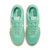 Championes Nike Terra Manta de mujer, color verde agua con detalles en blanco y suela color caramelo.