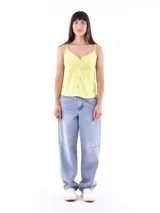 Musculosa negra con breteles finos y botones frontales.