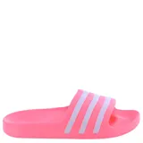 Sandalia Adidas Adilette Aqua color rosa con tres tiras blancas horizontales sobre el empeine.
