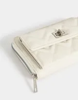 Billetera negra de cuerina con diseño acolchado, formato fichero, bolsillo frontal con broche y botón, cierre superior circundante y monedero interno con cierre.
