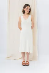 Vestido midi verde oliva de tejido acanalado, con escote en V y silueta al cuerpo con caída fluida.