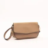 Bandolera color beige con correa de hombro ajustable y herrajes dorados.