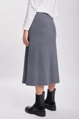 Falda midi gris de punto con botones frontales y abertura en el ruedo.