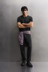 Camiseta deportiva negra de tejido técnico ligero con perforaciones, cuello redondo y manga corta.