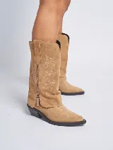 Bota de cuero color beige con bordado en forma de arabescos, cierre lateral con cremallera y taco bajo.