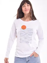 Remera blanca de manga larga con cuello redondo y estampado abstracto en tonos pastel.