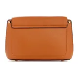 Bandolera Guess modelo Meridian, color marrón, con correa ajustable y logo triangular metálico en el frente.