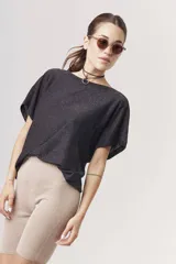 Shorts tipo biker de tejido de punto color beige melange, ajustados al cuerpo.