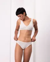 Vedetina de algodón negro con corte clásico y ribete suave.