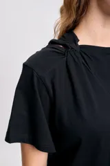 Remera negra de manga corta con nudo en el hombro.