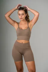 Top deportivo azul con espalda cruzada y textura acanalada.