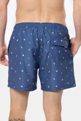 Short de baño celeste con estampado de veleros blancos, cintura elástica con cordón ajustable, dos bolsillos laterales y suspensor de malla fina.
