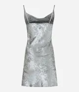 Vestido corto plateado de crepé metalizado con escote drapeado y tirantes finos.