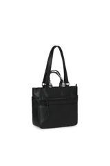 Bolso tipo shopper color rosa pálido con detalles en negro. Tiene doble asa corta y una correa larga extraíble. En la parte frontal tiene un bolsillo con cierre y una banda con la inscripción "TRENDY".