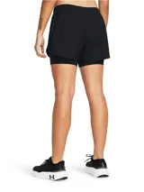 Short deportivo Under Armour Fly By 2 in 1 para mujer, color verde agua con detalles en blanco. Cuenta con cintura elástica, calza interior incorporada y bolsillo lateral con cierre.
