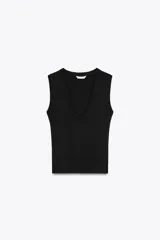 Camiseta negra de corte ajustado (slim fit) con escote pico pronunciado y manga sisa.