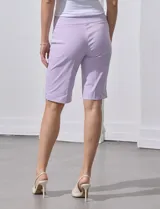 Bermuda color lila de gabardina elastizada, marca Zac & Rachel.