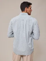 Camisa de manga larga con estampado a cuadros azul y blanco, confeccionada en algodón con efecto peach y bolsillo en el pecho.