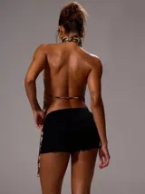 Top halter con estampado animal print, con cuello alto y lazos ajustables en el frente.