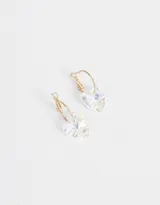 Aros dorados tipo argolla con dije de corazón transparente con strass.