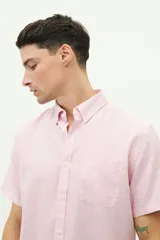 Camisa de manga corta color beige claro, confeccionada en lino y algodón, con fit regular y logo bordado en el pecho.