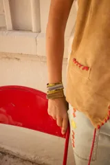 Pulsera rígida de alpaca plateada con piedra rectangular color celeste con vetas horizontales.