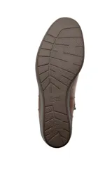 Botín de cuero marrón, con diseño de talón bajo y elástico lateral para un ajuste cómodo.