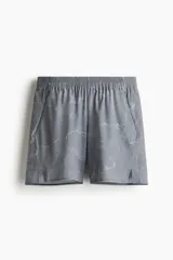 Short deportivo gris con estampado de mármol, de corte estándar, con cintura elástica y cordón de ajuste oculto, bolsillos laterales con cierre, orificios de ventilación cortados a láser y abertura lateral en el bajo.
