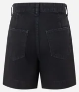 Short de jean azul de tiro alto, con bolsillos delanteros y traseros, trabillas y ruedo desflecado.