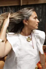 Par de aros dorados con forma de argolla irregular.