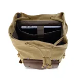 Mochila negra de tela canvas con detalles en símil cuero marrón, cierre superior marinero, bolsillos internos y externos con cierre metálico, asas rígidas y correas ajustables.