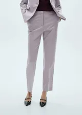 Pantalón de vestir lila de corte recto, tiro medio y trabillas.
