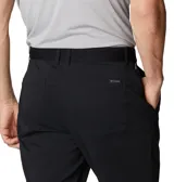 Pantalón de trekking color beige, con tecnología Omni-Shield de repelencia al agua y Omni-Shade de protección solar UPF 50. Cuenta con elástico parcial en la cintura, bolsillos para las manos, bolsillo de seguridad con cremallera y bolsillos traseros.