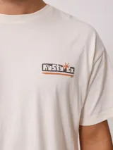 Remera de hombre color crudo con estampado en el frente y la espalda.