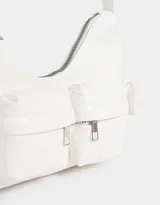 Bandolera blanca con asa de hombro regulable, cierre superior, doble bolsillo frontal con cierre y bolsillos laterales con solapa y broche con botón.